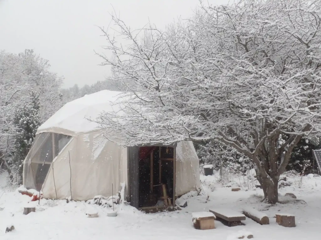 Dôme géodésique en bois Domeciel, sous la neige