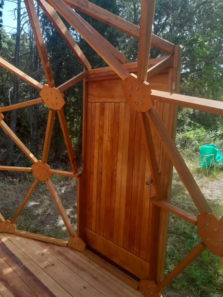 Detail of the front door and its structure