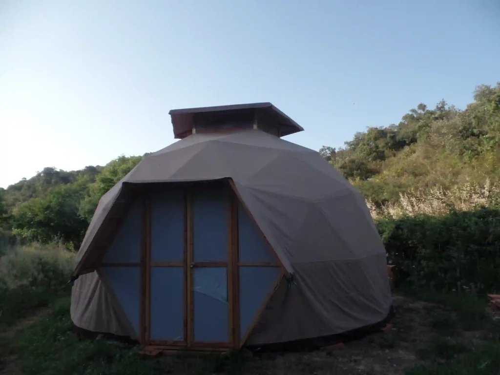 Dome equipped with double French windows and a lantern roof